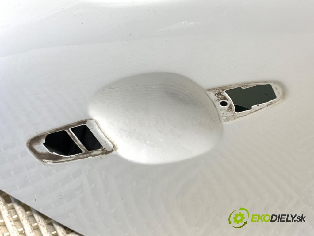 VOLVO V40 liftback 2013 110 kW T3 GTDi 1596 dveře pravý zadní část