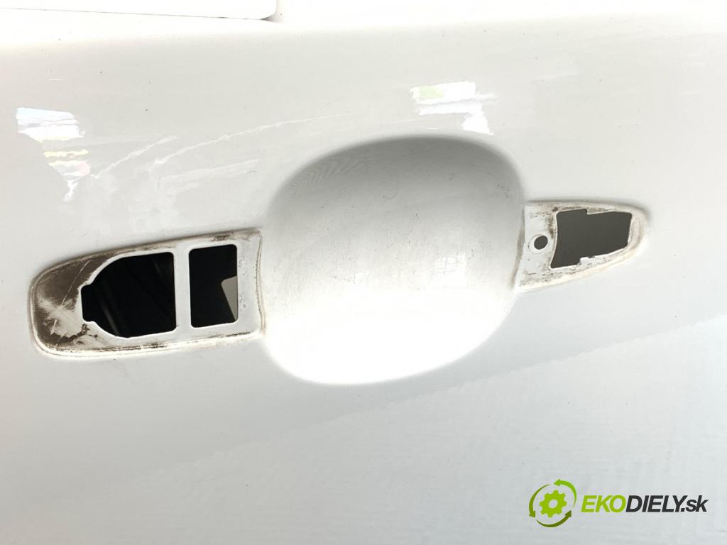 VOLVO V40 liftback 2013 110 kW T3 GTDi 1596 dveře pravý přední část