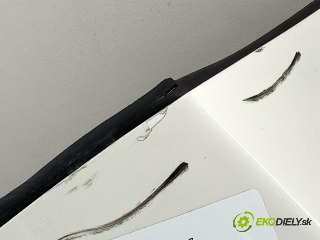 VOLVO V40 liftback 2013 110 kW T3 GTDi 1596 dveře levý přední část