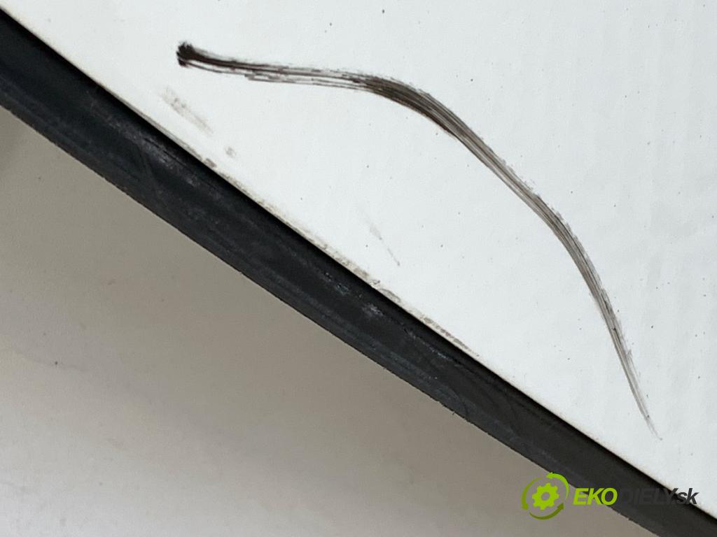 VOLVO V40 liftback 2013 110 kW T3 GTDi 1596 dveře levý přední část