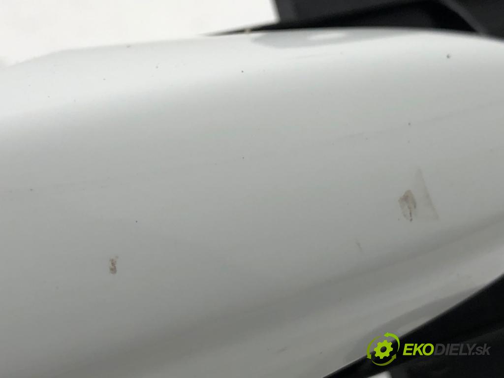 VOLVO V40 liftback 2013 110 kW T3 GTDi 1596 klika vnejší pravý přední část
