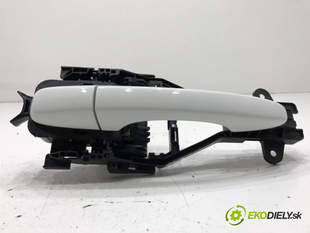 VOLVO V40 liftback 2013 110 kW T3 GTDi 1596 klika vnejší pravý zadní část 