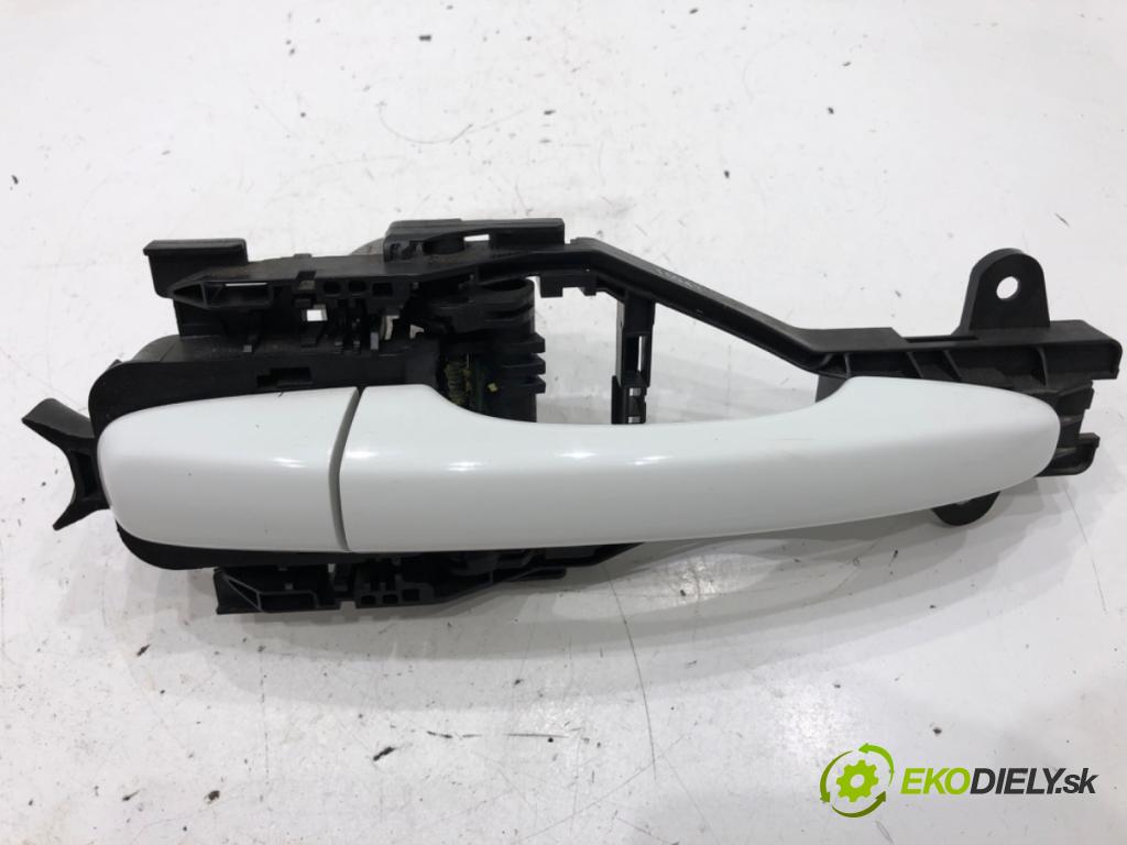 VOLVO V40 liftback 2013 110 kW T3 GTDi 1596 klika vnejší pravý zadní část