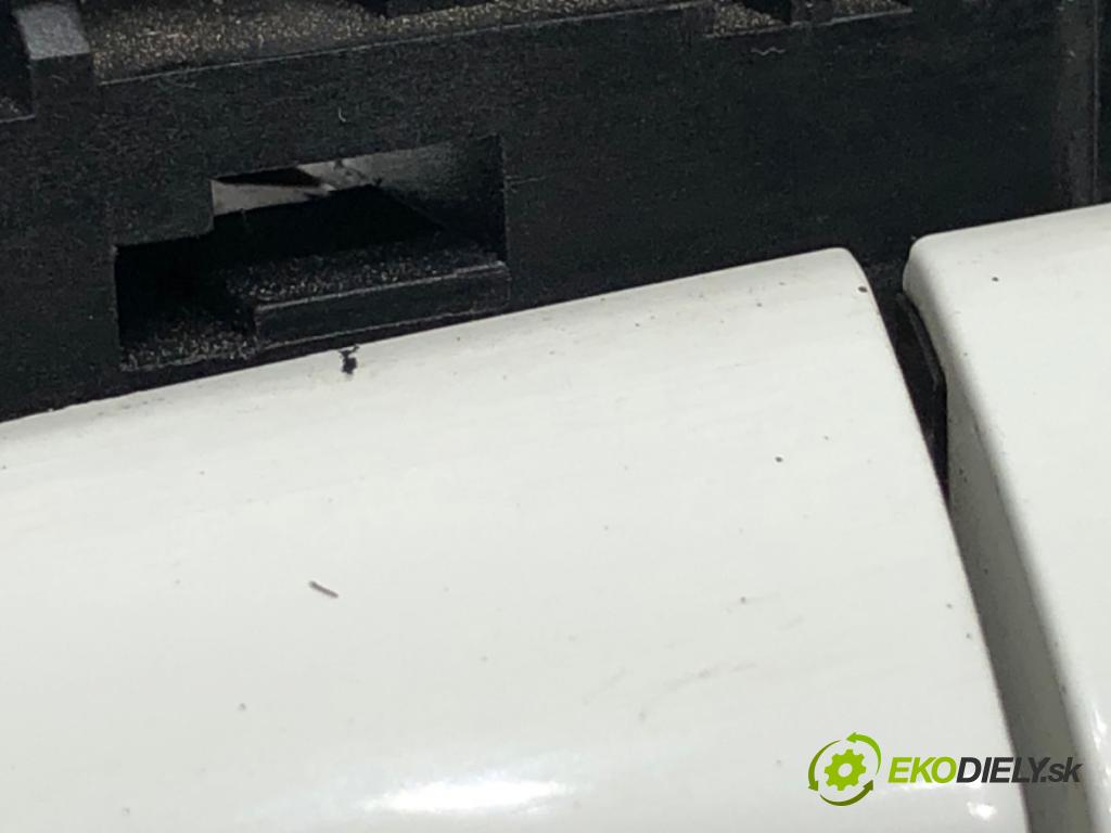VOLVO V40 liftback 2013 110 kW T3 GTDi 1596 klika vnejší pravý zadní část