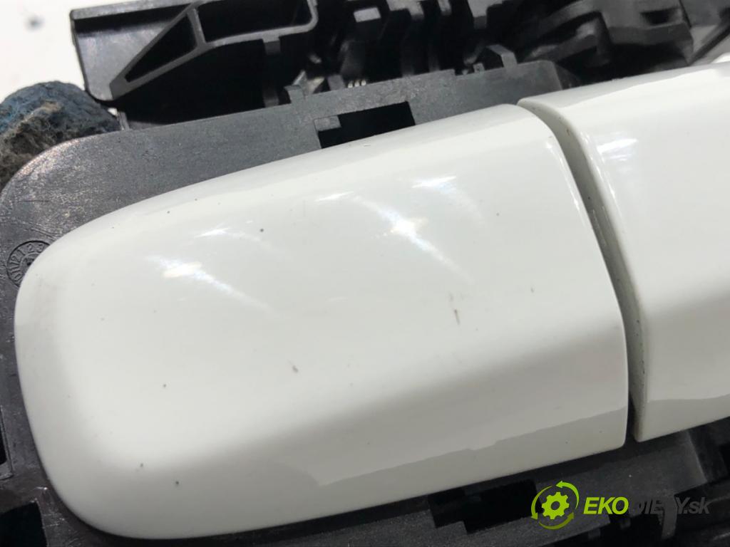 VOLVO V40 liftback 2013 110 kW T3 GTDi 1596 klika vnejší pravý zadní část