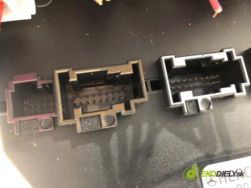 MERCEDES-BENZ X204 SUV 2009 125 kW 220 CDI 4-matic (204.984, 204.997) 2143 skříňka poistková A2049000800 (Pojistková skříňka)