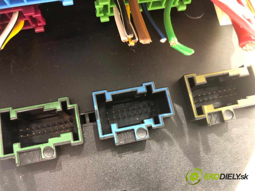 MERCEDES-BENZ X204 SUV 2009 125 kW 220 CDI 4-matic (204.984, 204.997) 2143 skříňka poistková A2049000800 (Pojistková skříňka)