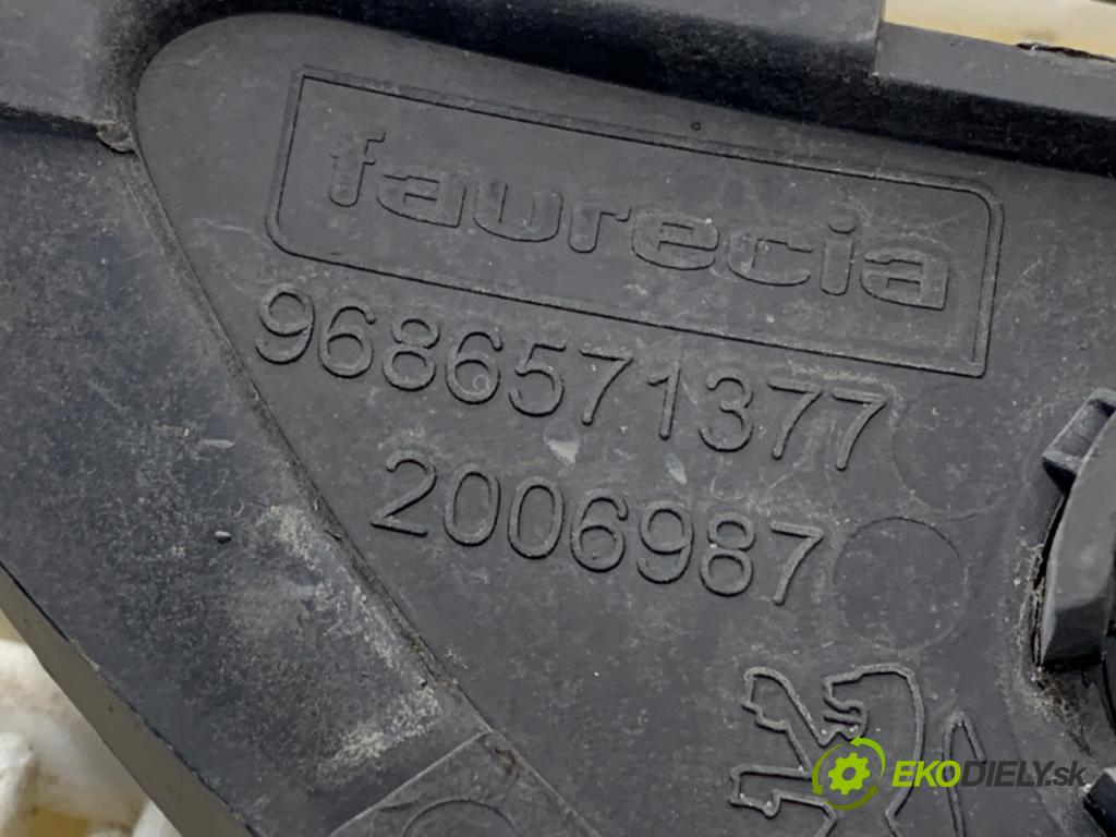 PEUGEOT 508 SW I Kombi 2011 103 kW 2.0 HDi 1997 mří nárazníka 9686571377 (Přední mřížka (maska chladiče))