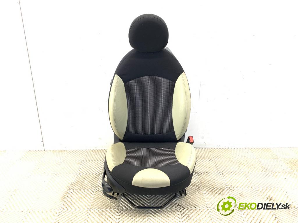 MINI R56 liftback 2008 80 kW Cooper D 1560 sedadlo pravý přední část 