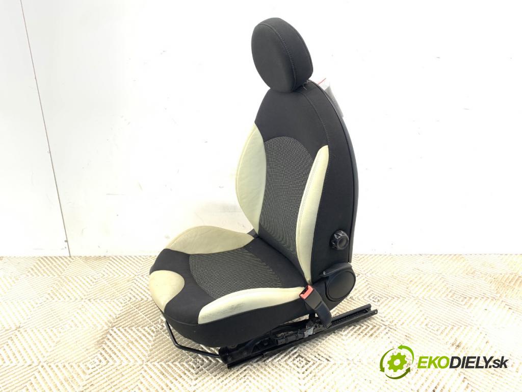 MINI R56 liftback 2008 80 kW Cooper D 1560 sedadlo pravý přední část