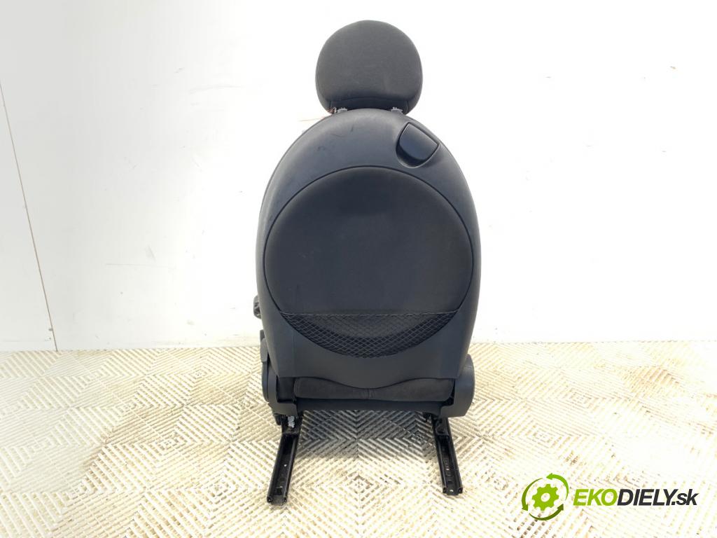 MINI R56 liftback 2008 80 kW Cooper D 1560 sedadlo pravý přední část