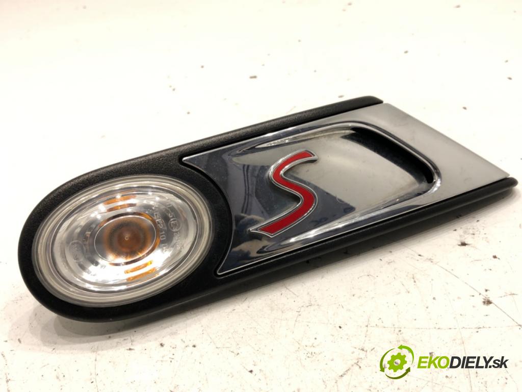 MINI R56 liftback 2008 80 kW Cooper D 1560 znak blatníka pravý 2751970