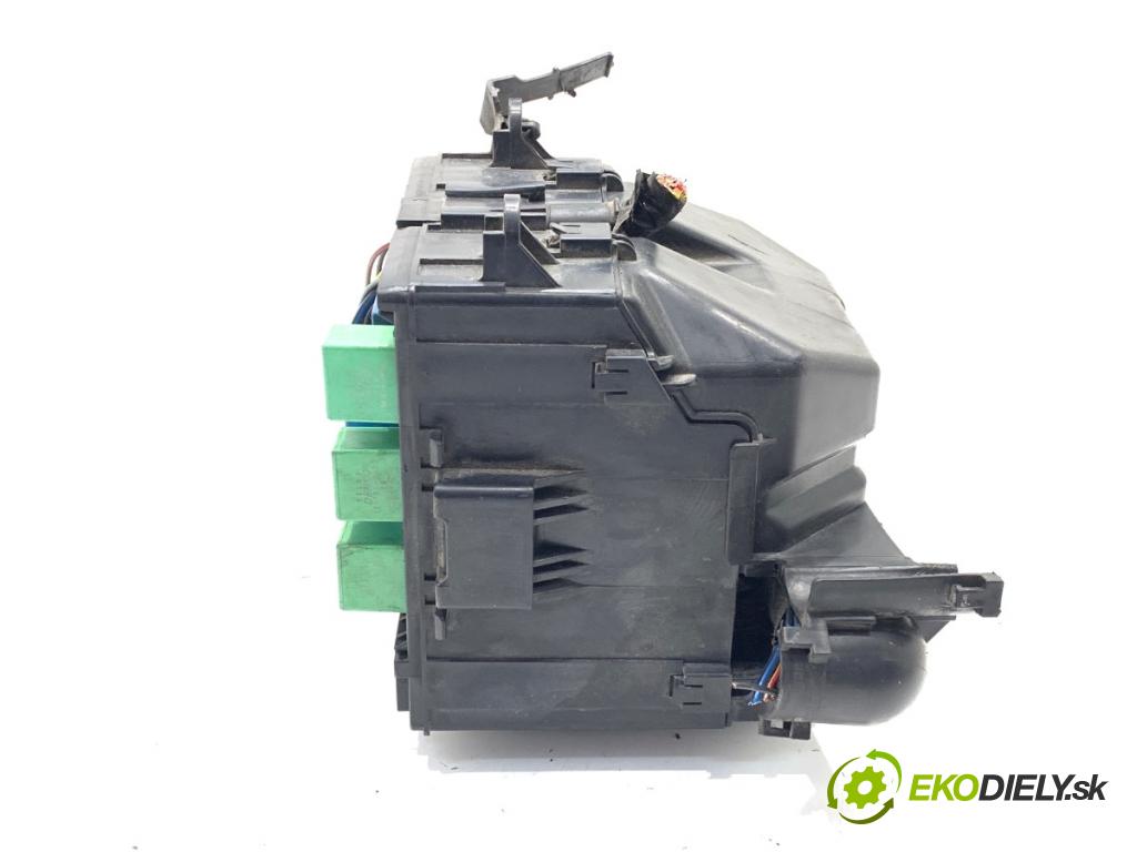 SUZUKI GRAND VITARA II samochód terenowy zamknięty 2007 95 kW 1.9 DDiS (JB419WD, JB419XD) 1870 skříňka poistková  (Pojistková skříňka)