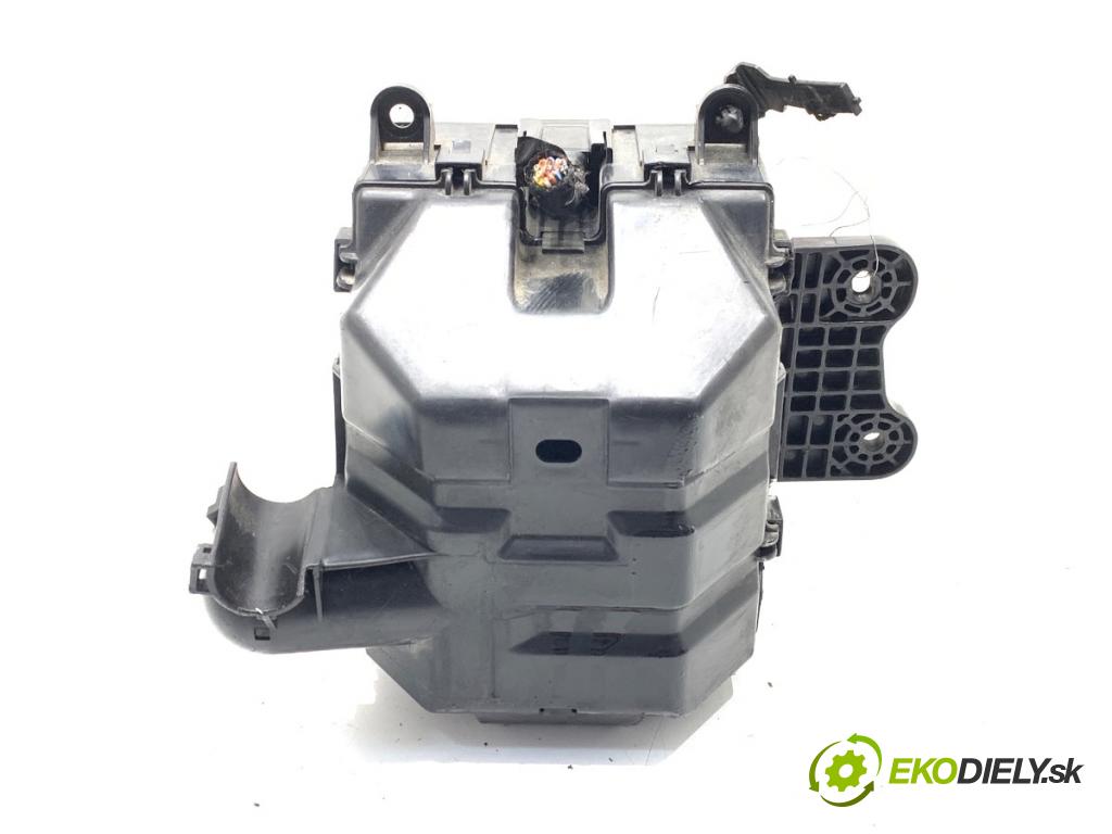 SUZUKI GRAND VITARA II samochód terenowy zamknięty 2007 95 kW 1.9 DDiS (JB419WD, JB419XD) 1870 skříňka poistková  (Pojistková skříňka)