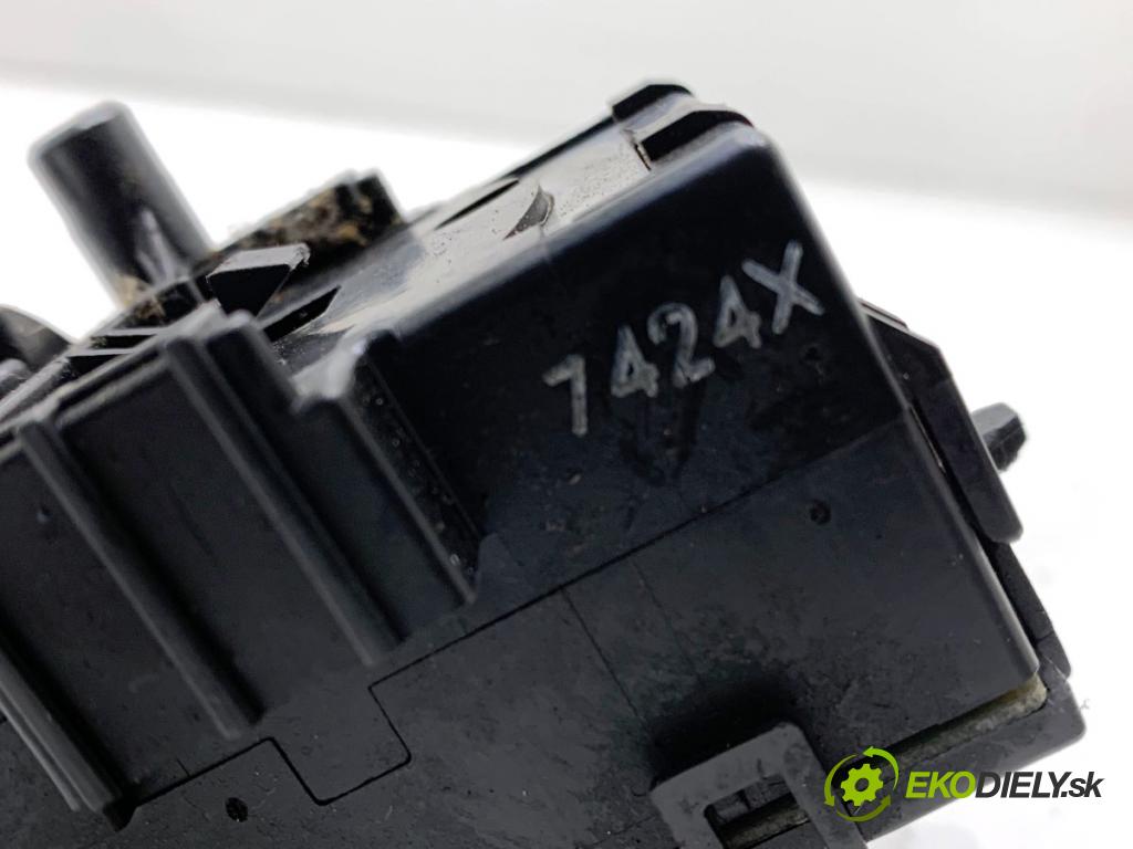 SUZUKI GRAND VITARA II samochód terenowy zamknięty 2007 95 kW 1.9 DDiS (JB419WD, JB419XD) 1870 Prepínač stieračov  (Prepínacie páčky pod volantom)