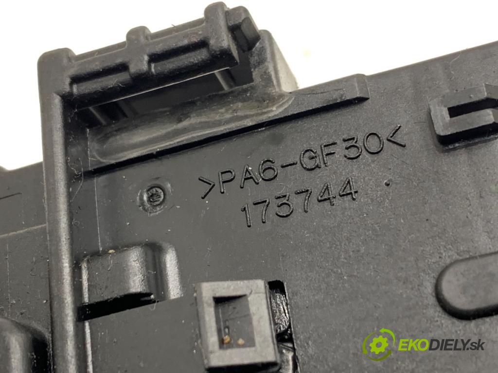 SUZUKI GRAND VITARA II samochód terenowy zamknięty 2007 95 kW 1.9 DDiS (JB419WD, JB419XD) 1870 Prepínač smeroviek 173744 (Prepínacie páčky pod volantom)