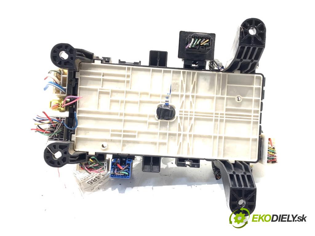 SUZUKI GRAND VITARA II samochód terenowy zamknięty 2007 95 kW 1.9 DDiS (JB419WD, JB419XD) 1870 modul BSI  (Pojistková skříňka)