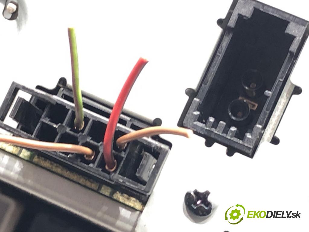 AUDI A4 B8 Kombi 2008 105 kW 2.0 TDI 1968 měnič CD 8T1035110C (CD měnič)