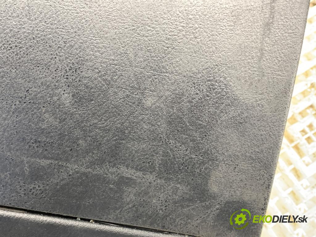 VW GOLF IV liftback 2003 55 kW 1.4 16V 1390 Priehradka, kastlík spolujazdca  (Priehradka (kastlík))