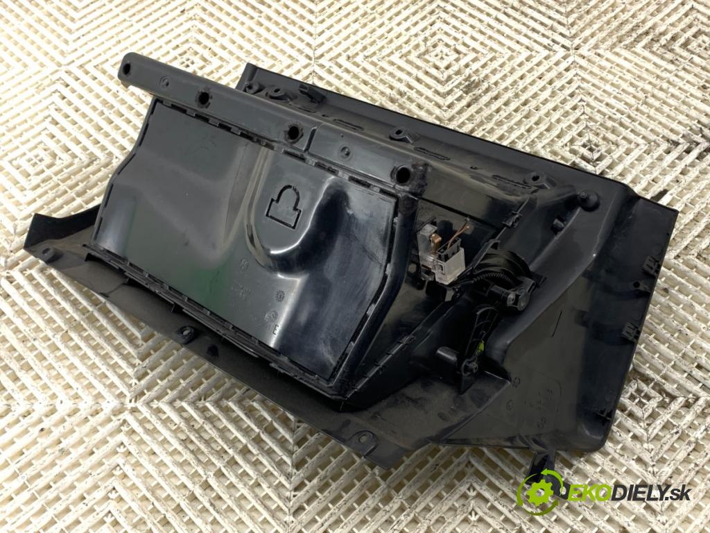 VW GOLF IV liftback 2003 55 kW 1.4 16V 1390 Priehradka, kastlík spolujazdca  (Priehradka (kastlík))