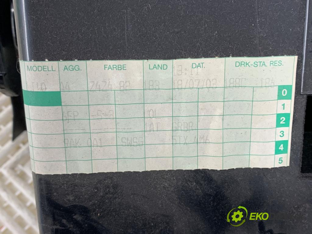 VW GOLF IV liftback 2003 55 kW 1.4 16V 1390 Priehradka, kastlík spolujazdca  (Priehradka (kastlík))