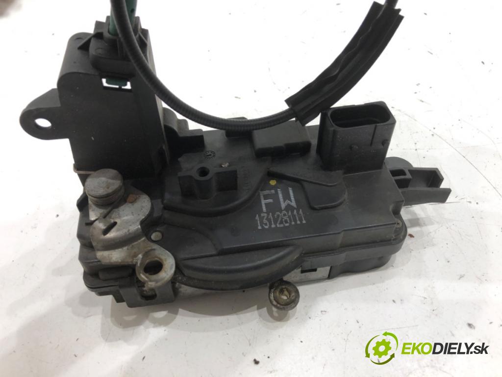 OPEL ASTRA H liftback 2004 92 kW 1.8 (L48) 1796 zámok dveře levý přední část 13128111