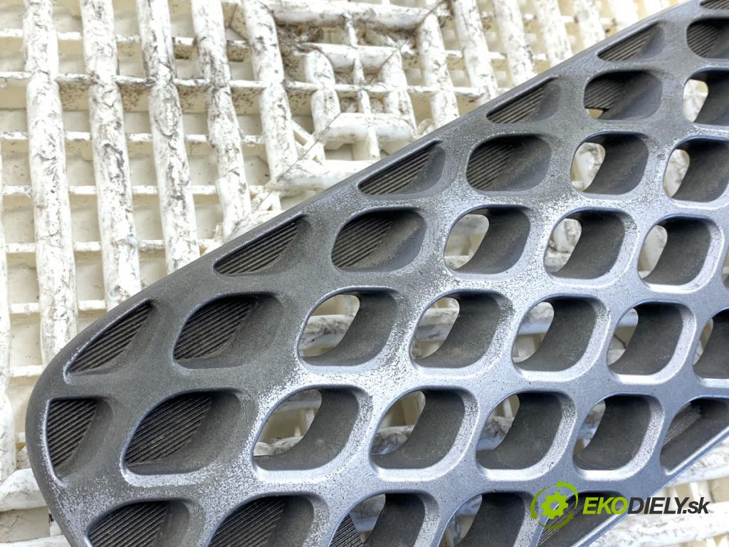 TOYOTA YARIS I liftback 2003 64 kW 1.3 (SCP12_, SCP13_) 1298 mřížka maska 8423-52120 (Přední mřížka (maska chladiče))