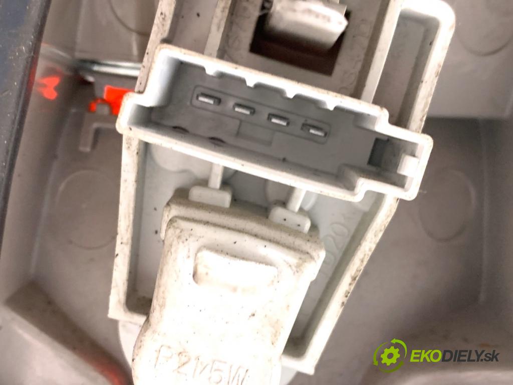 FORD MONDEO MK4 Kombi 2010 81 kW 1.6 Ti 1596 Svetlo pravy zad