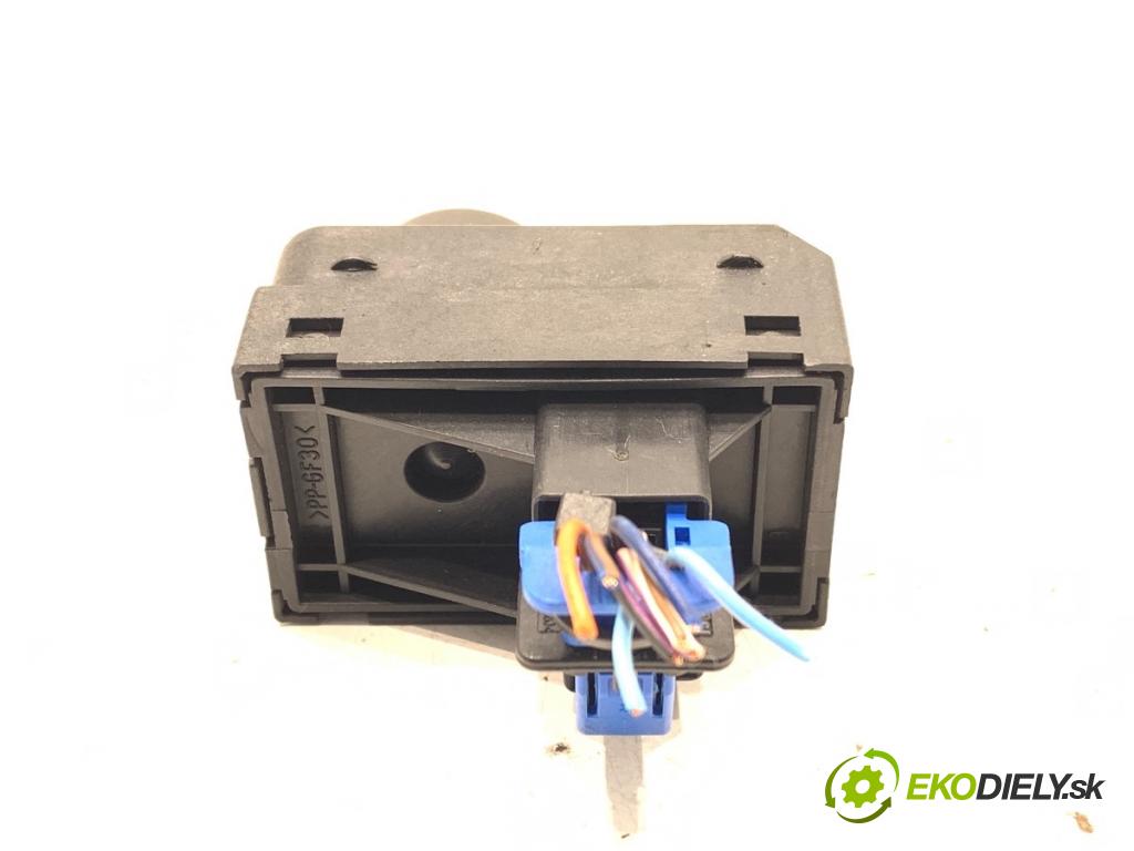 FIAT GRANDE PUNTO liftback 2007 55 kW 1.3 D Multijet 1248 Prepínač nastavenia spätných zrkadiel  (Prepínacie páčky pod volantom)