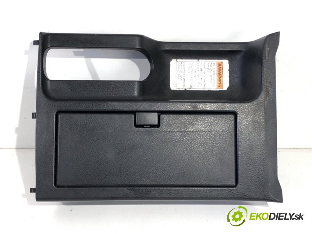 SUZUKI GRAND VITARA II samochód terenowy zamknięty 2007 95 kW 1.9 DDiS (JB419WD, JB419XD) 1870 držák na nápoje  (Držák nápojů)