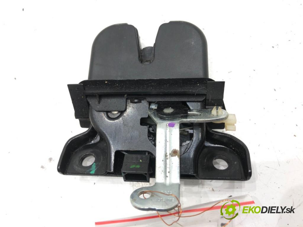 AUDI A3 8L liftback 2000 74 kW 1.6 1595 zámok dveří zadní část 8L0827520C