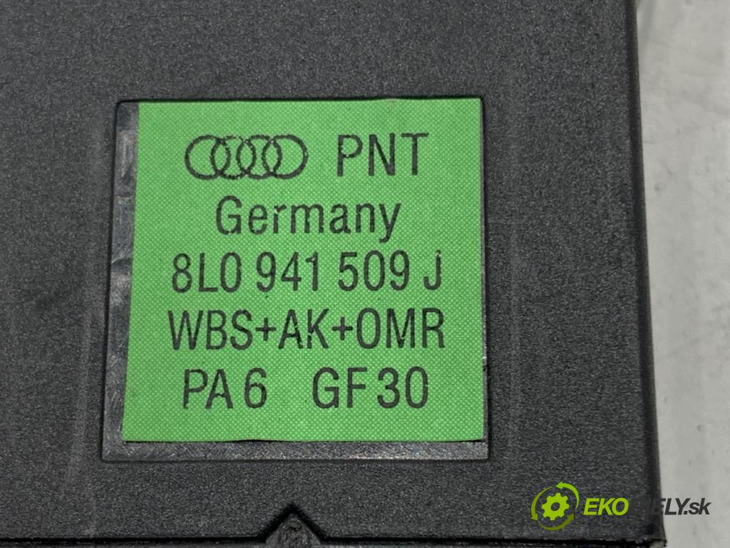 AUDI A3 8L liftback 2000 74 kW 1.6 1595 Spínač svetiel výstražných (núdzových) 8L0941509J (Prepínacie páčky pod volantom)