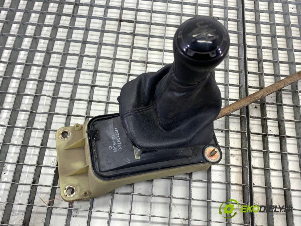 AUDI A3 8L liftback 2000 74 kW 1.6 1595 Kulisa 1J0711061A (Rýchlostná páka (kulisa))