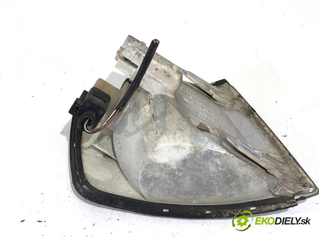 AUDI A3 8L liftback 2000 74 kW 1.6 1595 směrovka levý přední část  (Klika dveří ostatní)