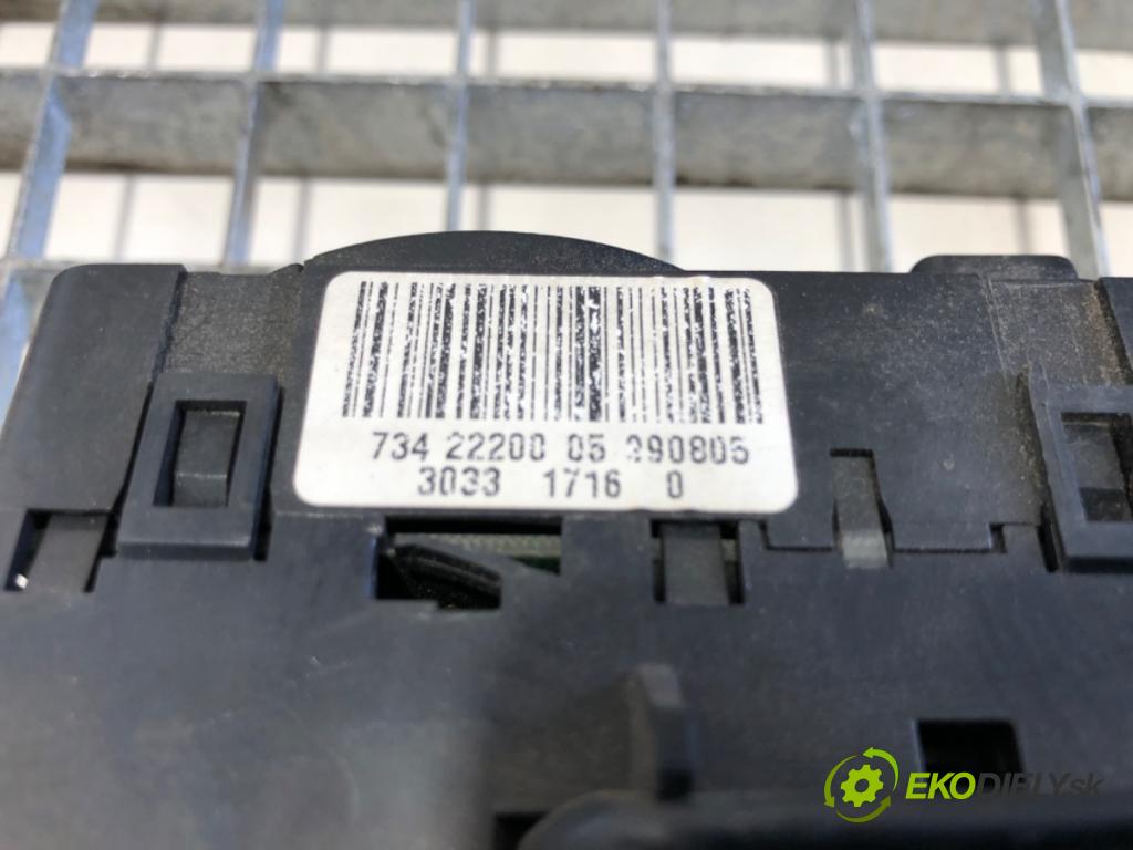 MERCEDES-BENZ W638 Autobus 1999 75 kW 110 CDI 2.2 (638.194) 2148 Panel ovládania kúrenia A0008306185 (Prepínacie páčky pod volantom)