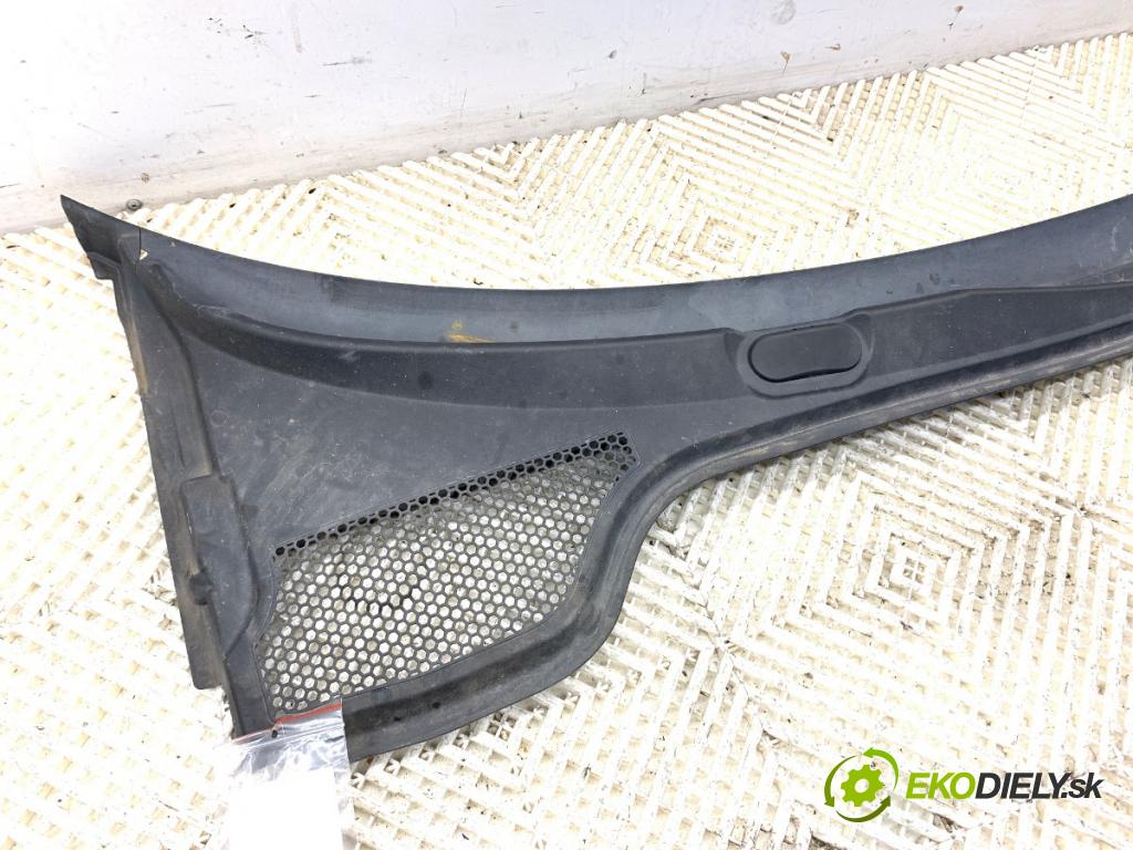 AUDI A3 8P liftback 2004 77 kW 1.9 TDI 1896 Torpédo, plast pod čelné okno 8P1819415B (Torpédo (plast pod čelným sklom))