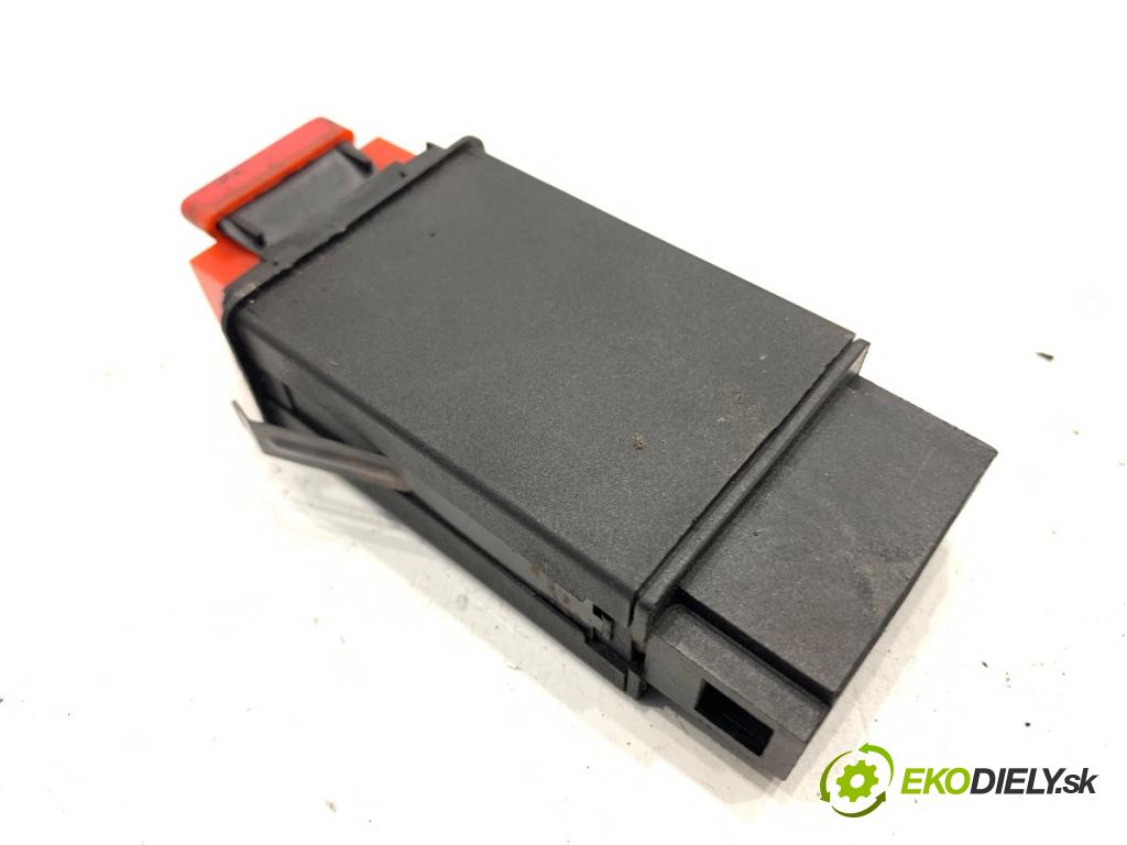 AUDI A3 8L liftback 2001 81 kW 1.9 TDI 1896 Spínač svetiel výstražných (núdzových)  (Prepínacie páčky pod volantom)