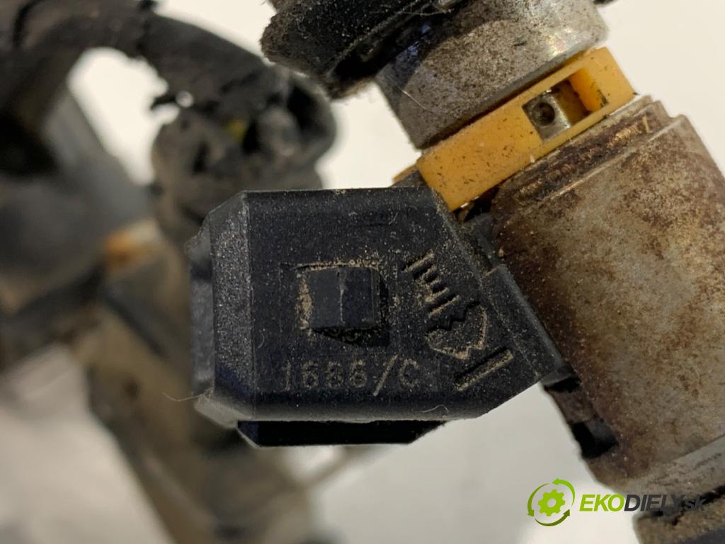 FIAT GRANDE PUNTO liftback 2006 48 kW 1.2 1242 Lišta vstrekovacia  (Vstrekovacia lišta)