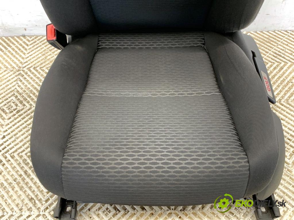 VW GOLF VI liftback 2011 59 kW 1.4 1390 sedadlo levý přední část