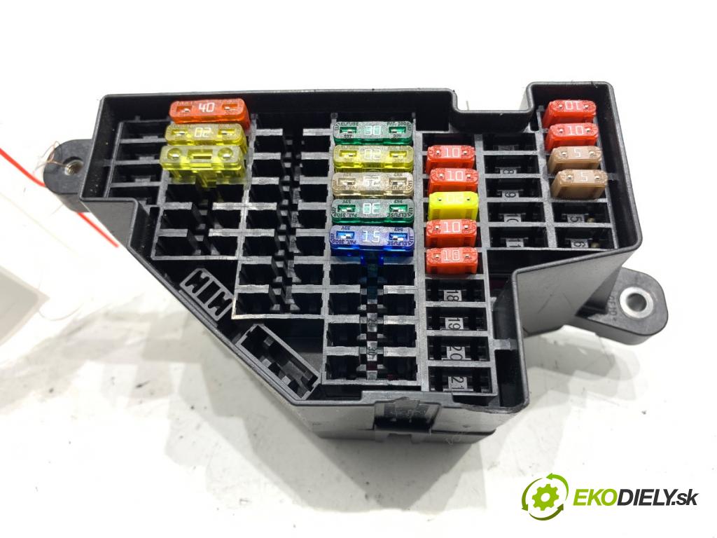 VW GOLF VI liftback 2011 59 kW 1.4 1390 Skrinka poistková  (Poistková skrinka)