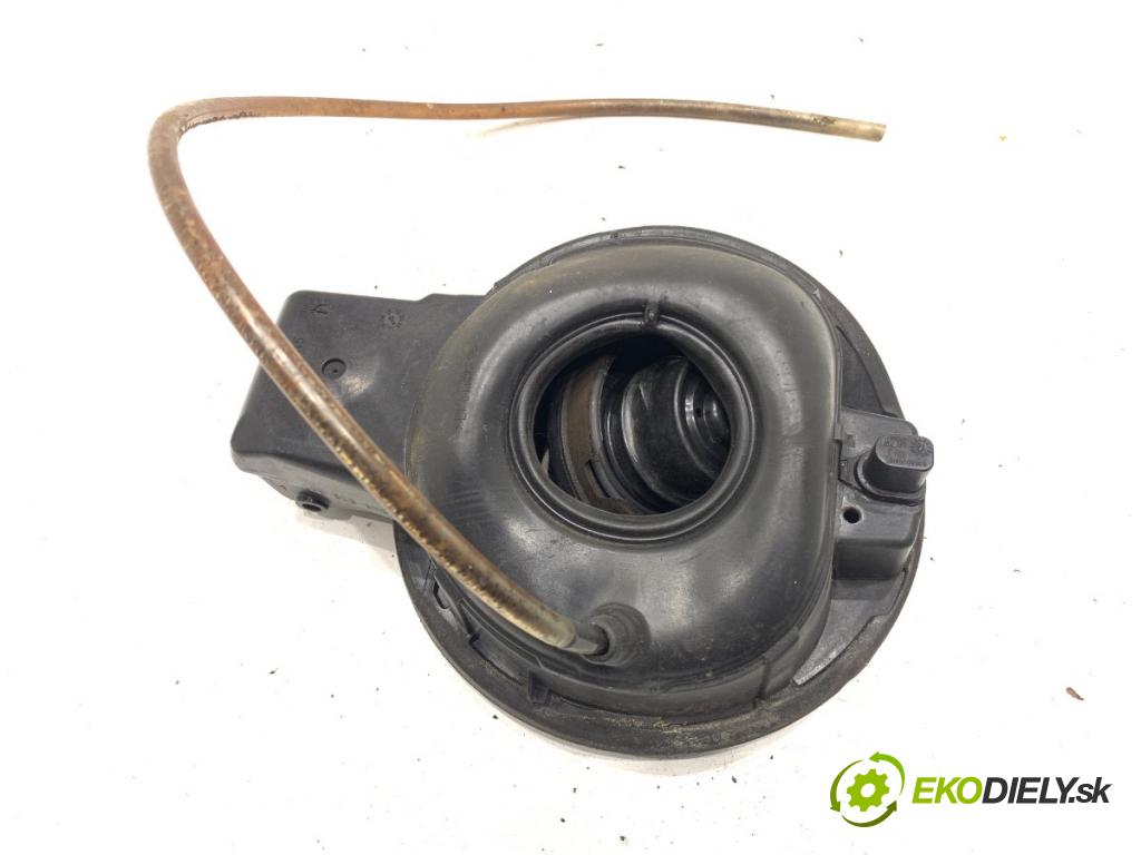VW GOLF VI liftback 2011 59 kW 1.4 1390 dvířka nádrže paliva 5K6809857 (Klika dveří ostatní)