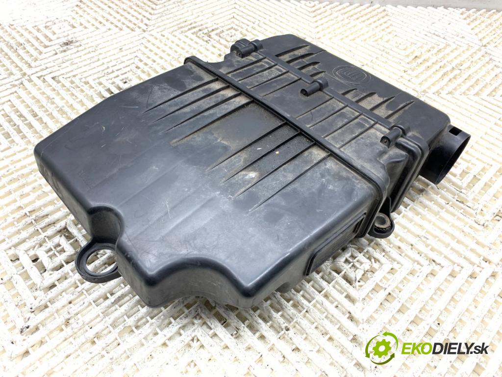 FIAT GRANDE PUNTO liftback 2009 57 kW 1.4 (199AXB11, 199AXB1A, 199BXB1A, 199AXL1A) 1368 obal filtra vzduchu  (Kryt vzduchového filtru)
