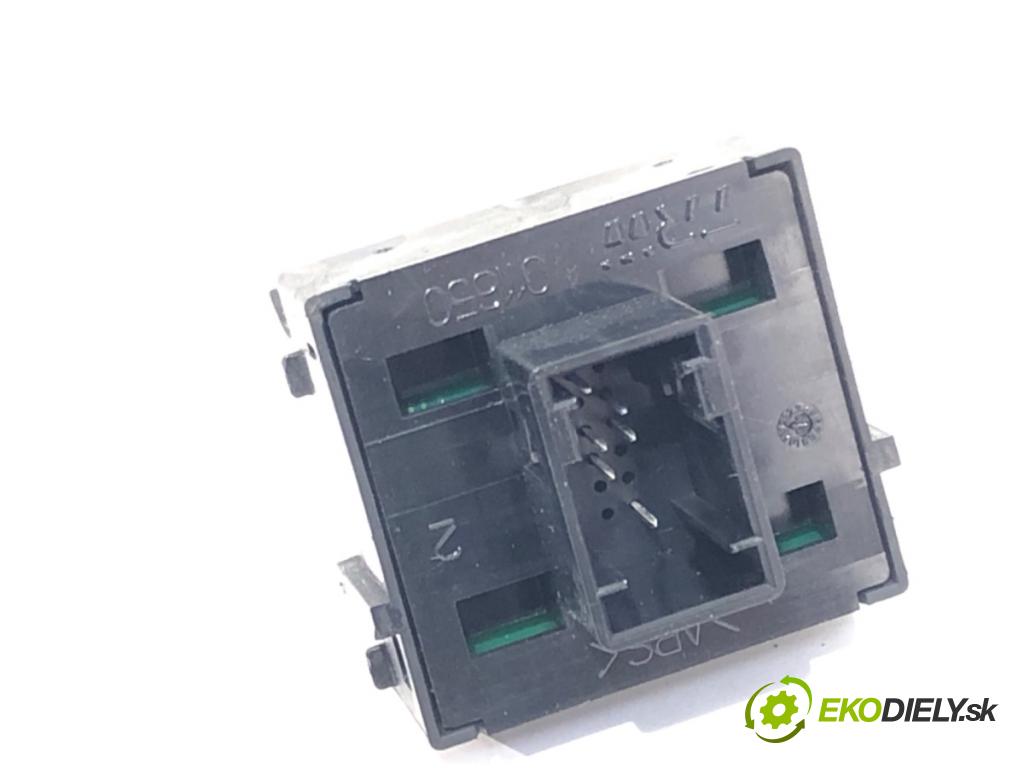 FIAT GRANDE PUNTO liftback 2009 57 kW 1.4 (199AXB11, 199AXB1A, 199BXB1A, 199AXL1A) 1368 Prepínač okien  (Prepínacie páčky pod volantom)