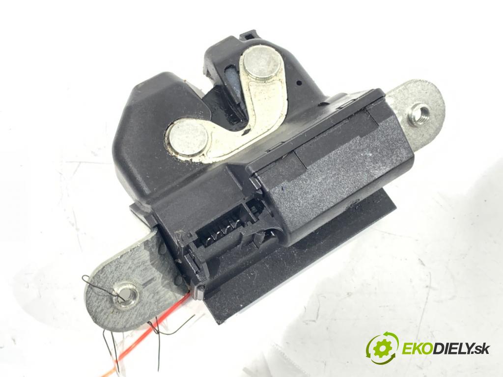 OPEL CORSA D liftback 2009 59 kW 1.2 (L08, L68) 1229 zámok dveří zadní část 55701971