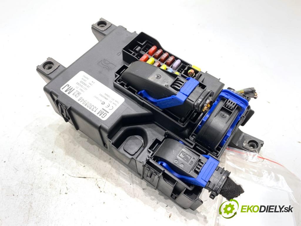 OPEL CORSA D liftback 2009 59 kW 1.2 (L08, L68) 1229 modul BSI 13308948 (Pojistková skříňka)