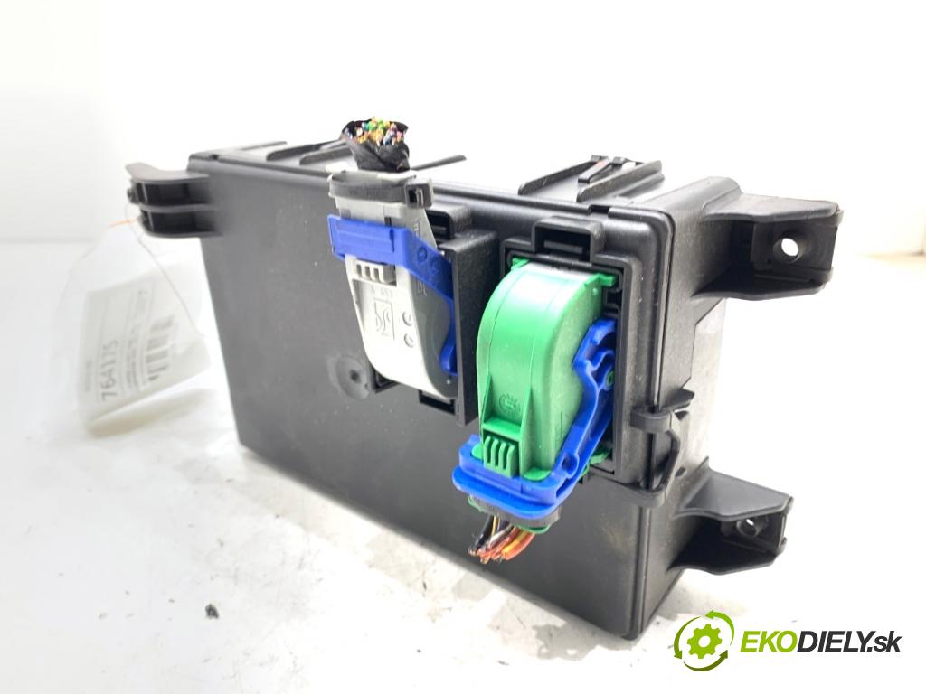 OPEL CORSA D liftback 2009 59 kW 1.2 (L08, L68) 1229 modul BSI 13308948 (Pojistková skříňka)