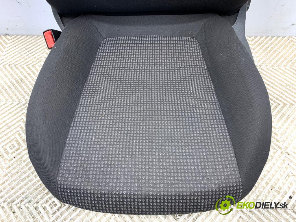 OPEL CORSA D liftback 2009 59 kW 1.2 (L08, L68) 1229 sedadlo levý přední část