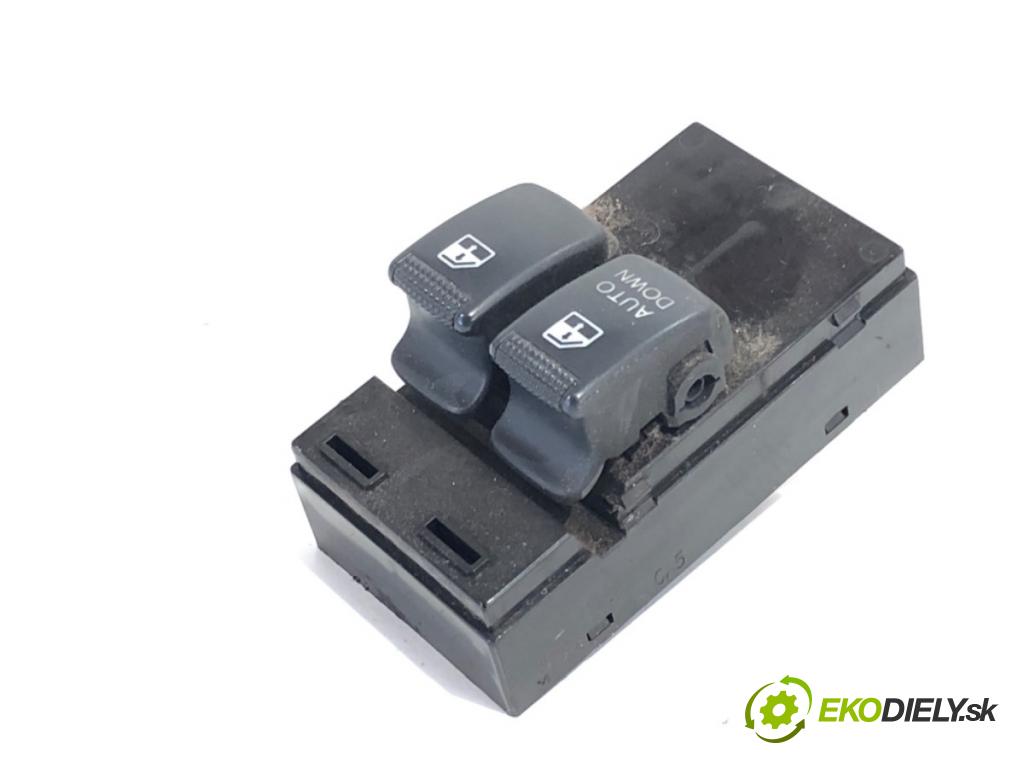 HYUNDAI GETZ liftback 2007 49 kW 1.1 1086 Prepínač okien 93570-1C010 (Prepínacie páčky pod volantom)