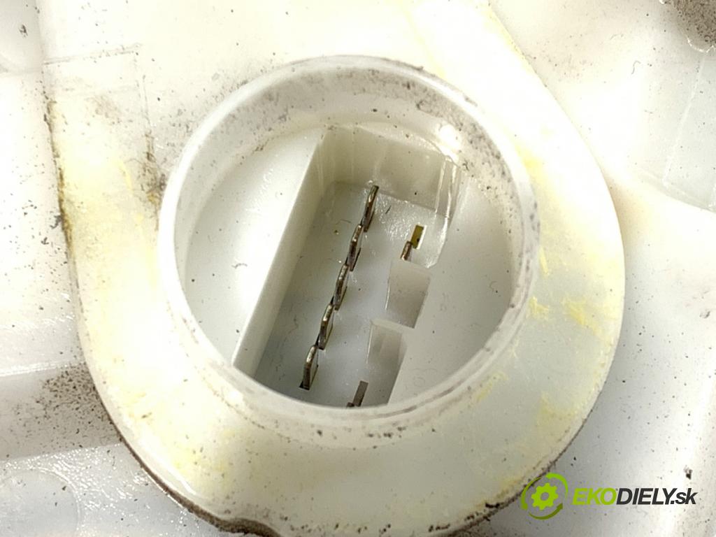 SUZUKI SPLASH liftback 2010 63 kW 1.2 (A5B 412) 1242 zámok dveře pravý přední část 82201-51K50