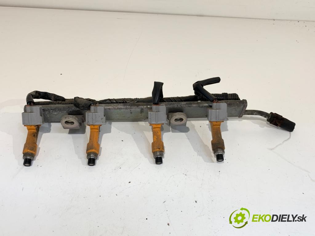 SUZUKI SPLASH liftback 2010 63 kW 1.2 (A5B 412) 1242 Lišta vstrekovacia  (Vstrekovacia lišta)